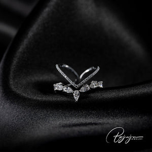 Vibrant V-Shape Ring